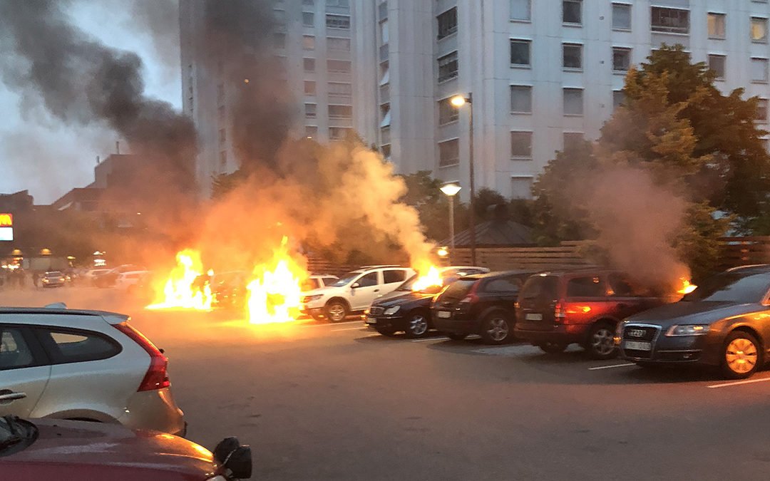 Brinnande bilar och tjock brandrök vid Frölunda torg