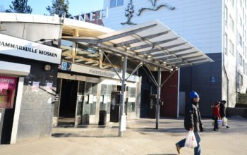 Uppgången från spårvagnsspåren vid Hammarkulletorget. Stadsdelen påverkas starkt av ett släktbaserat, kriminellt nätverk.