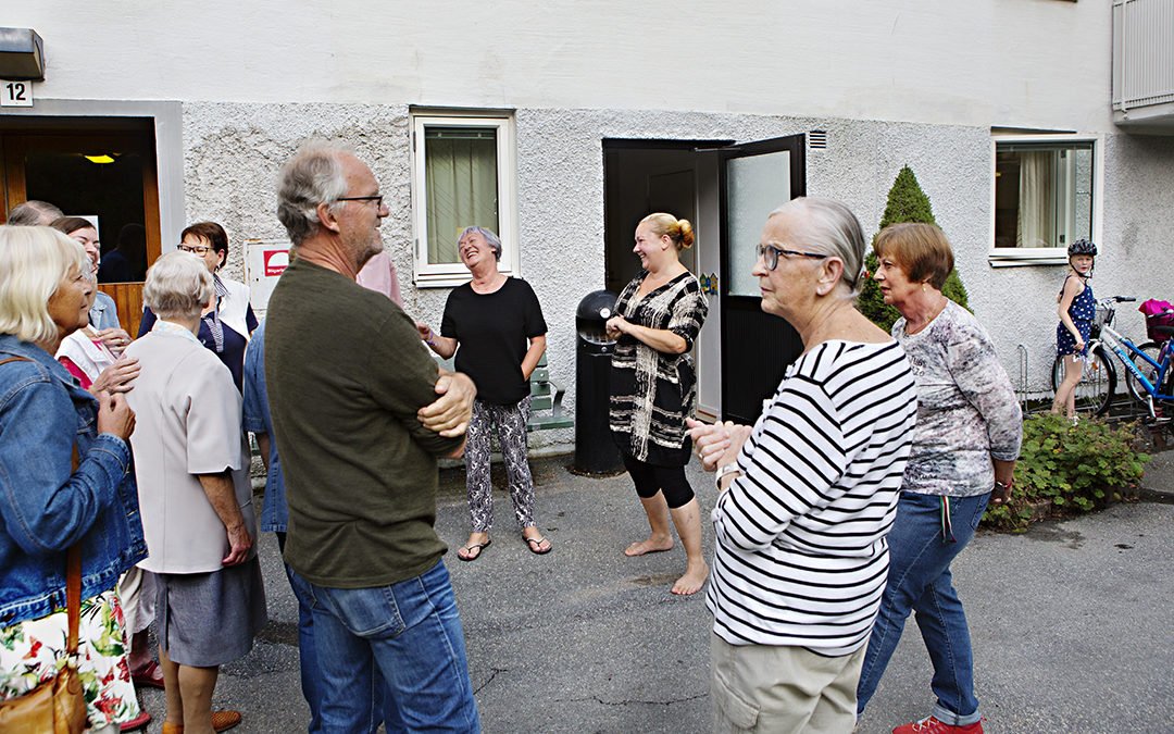 Folksamling utanför kvarterslokalen på Spannlandsgatan 12 i Högsbo.