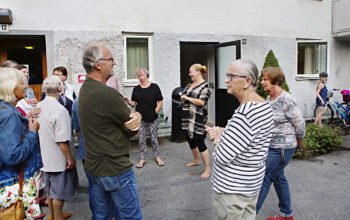 Folksamling utanför kvarterslokalen på Spannlandsgatan 12 i Högsbo.