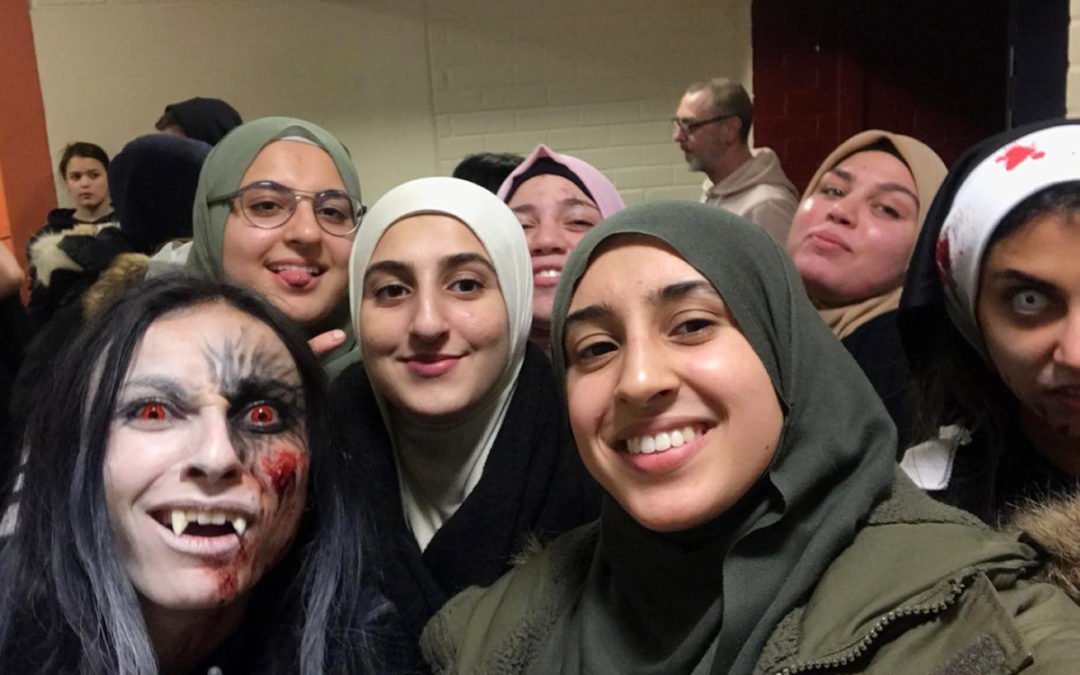 Vampyren Aiya Mohsen Ali, till vardags hållbarhetsstrateg på Hyresgästföreningens ungdomssatsning, skrämde elever, föräldrar och besökare inför halloween.