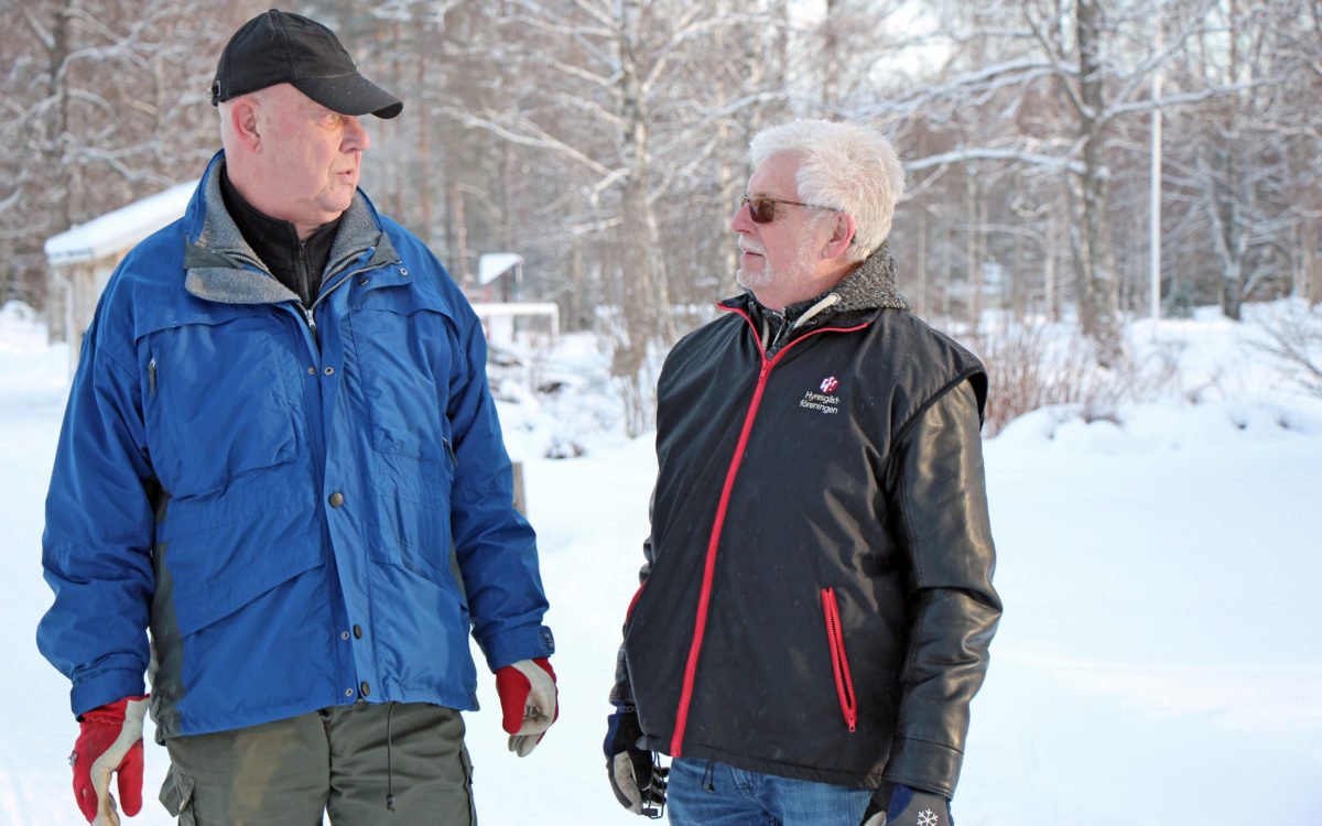 Bror-Åke Johansson och Bo Fremén från Hyresgästföreningen har engagerat sig mycket i situationen i Blötberget. På bilden står de ute i området och diskuterar