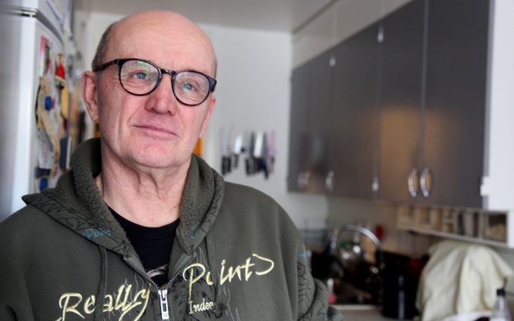 Pelle Löfgren som bor i Signalistens hyreshus i Bagartorp tycker att det är onödigt att hela kök ska rivas ut. Han skulle gärna ha kvar originalskåpen från 60-talet.