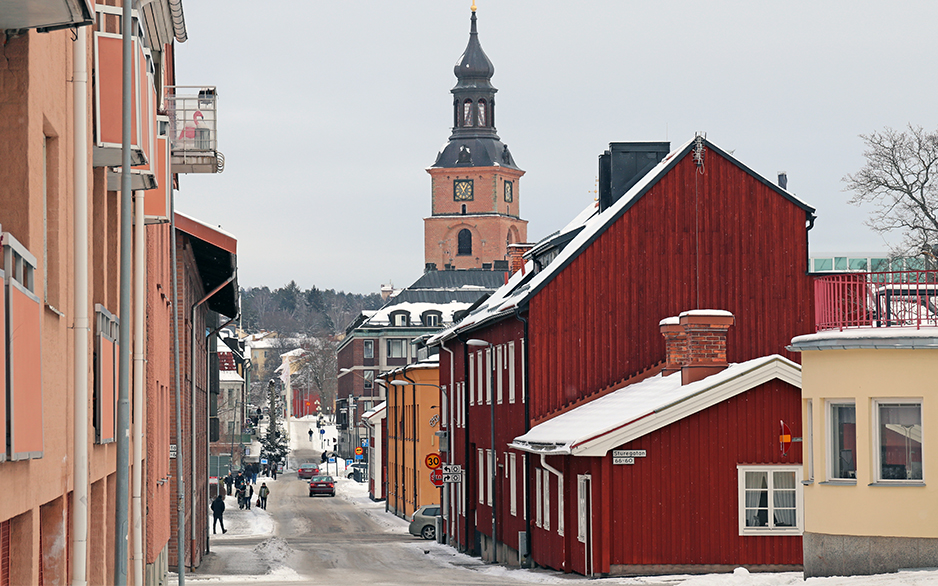 Bilden visar centrala Falun med kyrkan i bakgrunden.