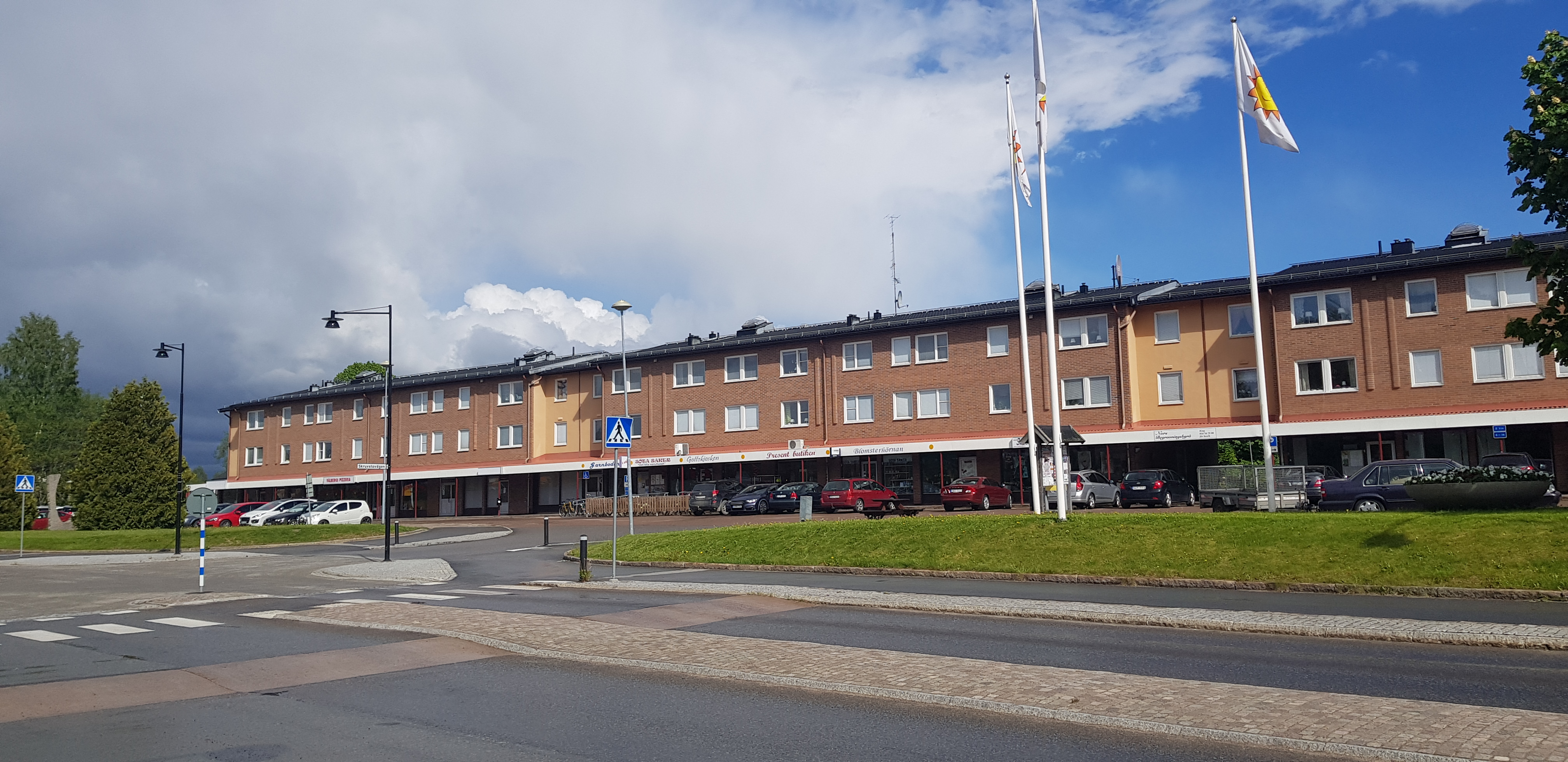 Bilden, som är tagen från andra sidan vägen, visar hyreshuset på Norsplan i Vålberg.