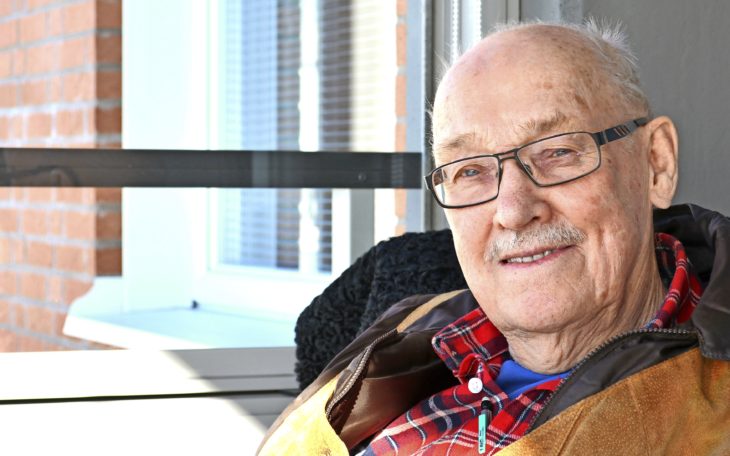 Porträtt på Hans Fingal som flyttade in i ett trygghetsboende med sin fru när de ledsnade på att skotta snö utanför villan.
