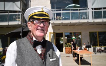 Rolf Fredriksson, 87 år, i sin festhatt som matchar trygghetsboendet "Skepparen" i Sundsvall.