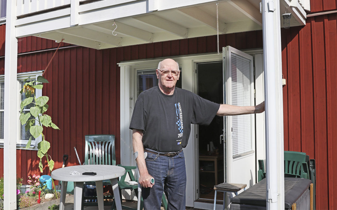 Göran Stranner står vid sin altan, lutad mot en stolpe.