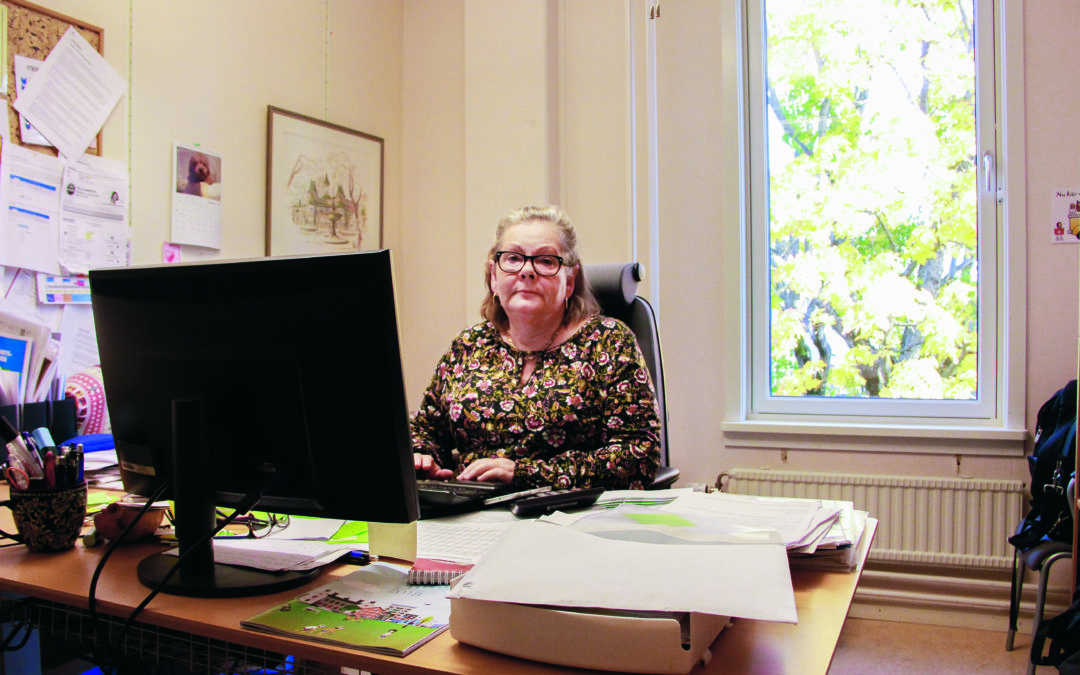 Lena Jansson Nordin. förhandlare på Hyresgästföreningen, sitter vid skrivbordet på sitt kontor.