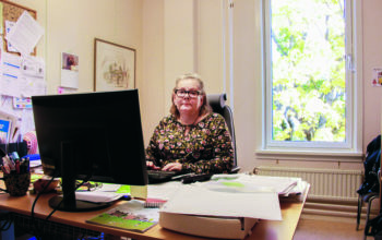 Lena Jansson Nordin. förhandlare på Hyresgästföreningen, sitter vid skrivbordet på sitt kontor.