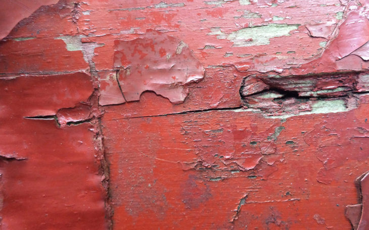 Vägg med flagnad färg.