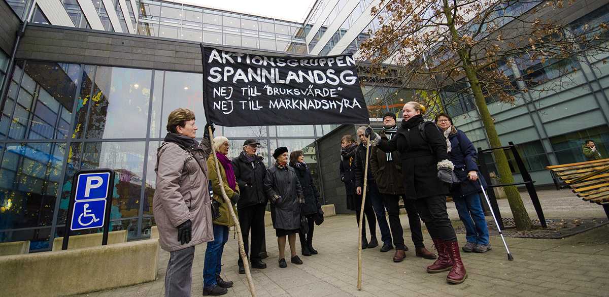 Hyresgäster med plakat utanför Hyres- och arrendenämnden i Göteborg.