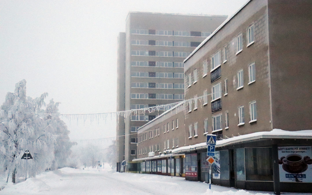 Tomma hus och skyltfönster i Malmbergets centrum.