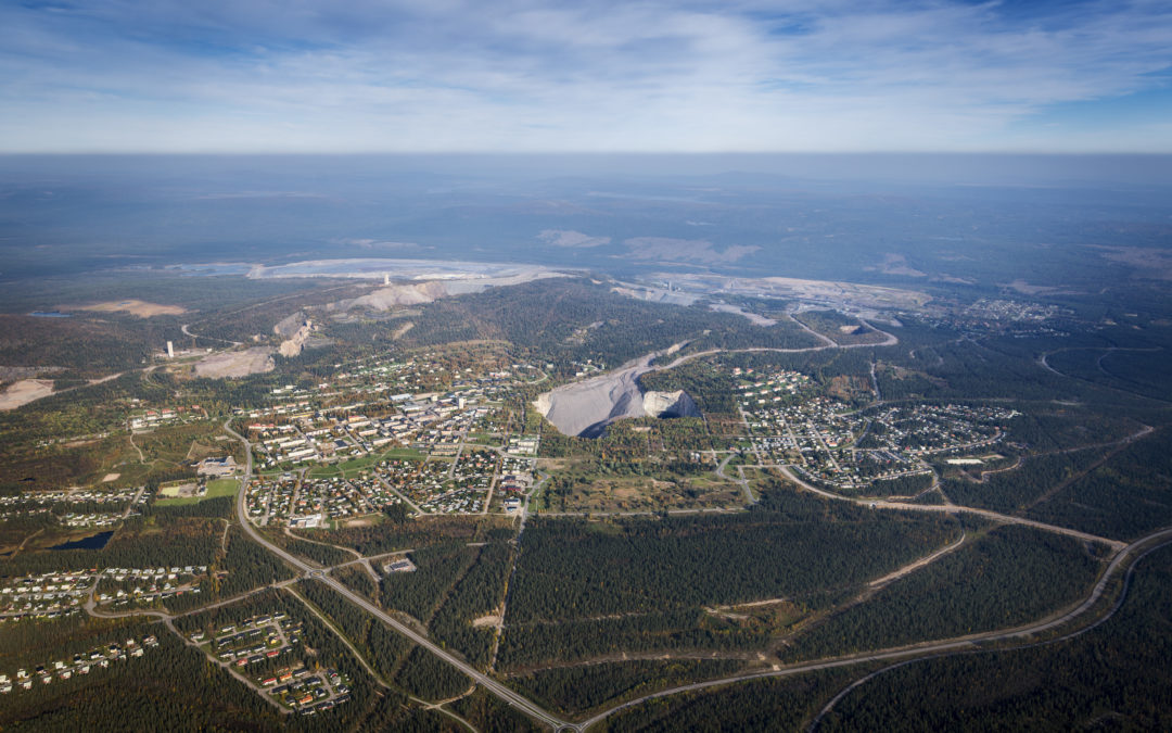 Flygvy över Malmberget. I mitten av samhället ser man den sammansmälta Kaptensgropen och Fabiangropen, som mer och mer tar över bebyggelsen.