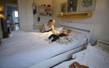 Louise Juliusson busar med dottern Greta i familjens gemensamma sovrum.