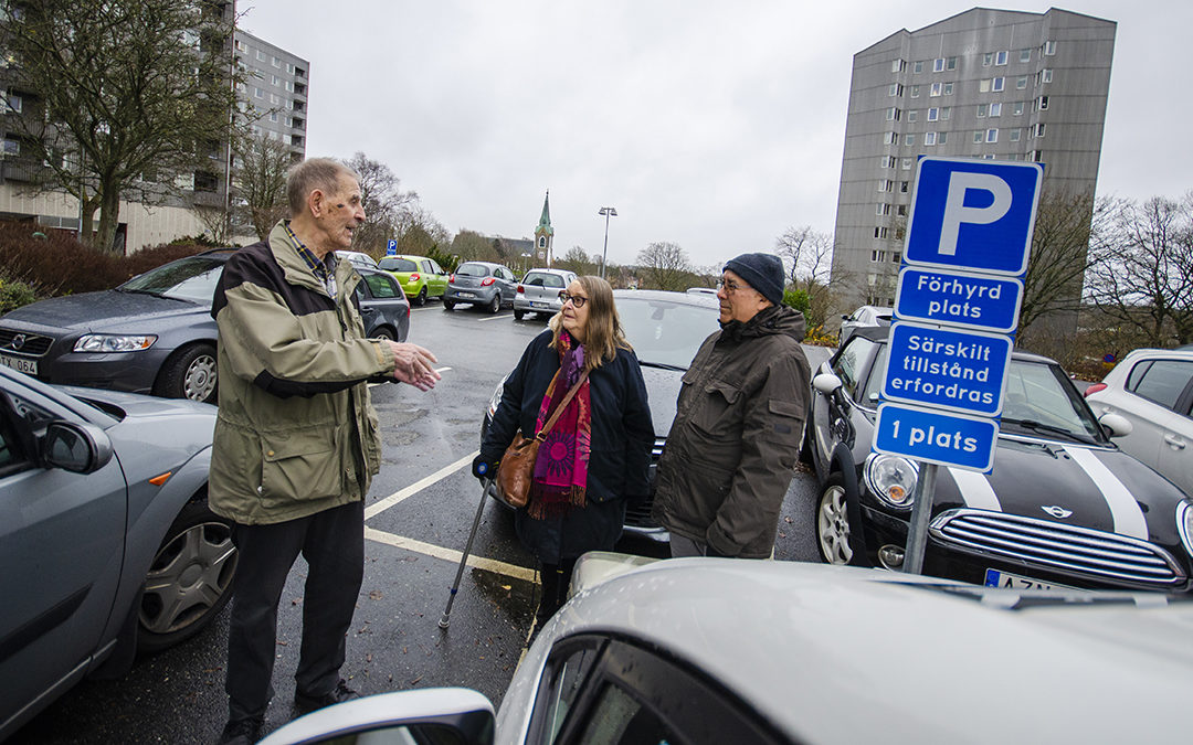 Rolf Lysell, Ingrid Malmqvist och Roberto Villalba på parkeringen på Södra Dragspelsgatan i Järnbrott.