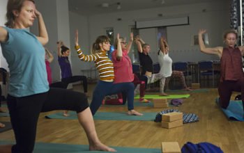 En grupp grannar tränar yoga i Hyresgästföreningens lokal på Fredrikas gård på Högsbohöjd.