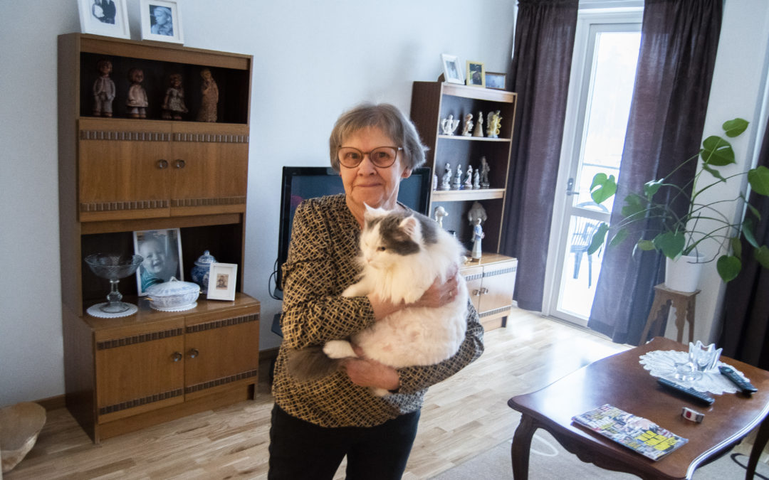 Åsa Johansson i Kalix har tack vare Statens bostadsomvandling kunnat flytta till ett seniorboende tillsammans med sin katt Sigge. "Det är toppen! Här känner jag mig trygg", säger hon.