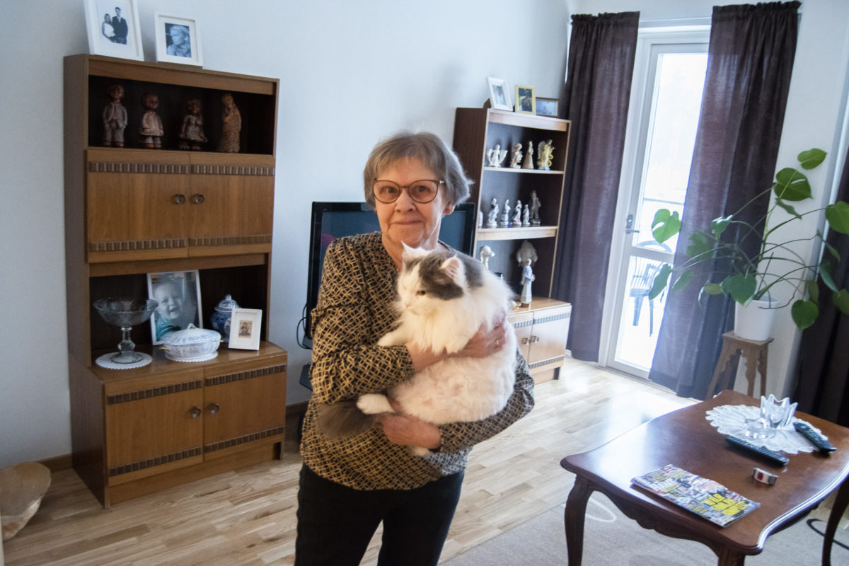 Åsa Johansson flyttade in i seniorboendet tillsammans med sin katt Sigge för ett par veckor sedan.