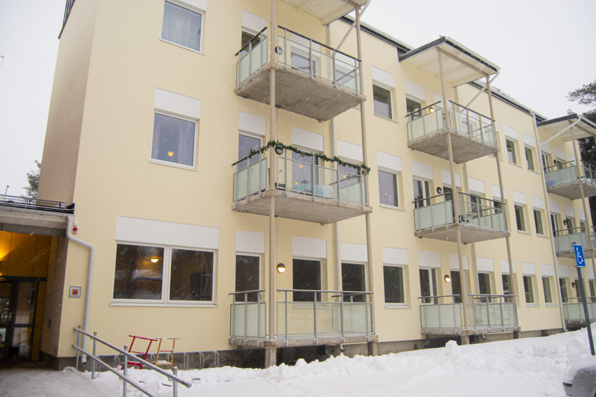 Den gamla skolbyggnaden från 1960-talet inrymmer idag 15 lägenheter.