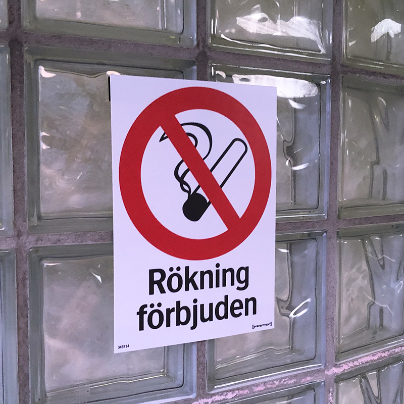 Skylt rökning förbjuden balkongen