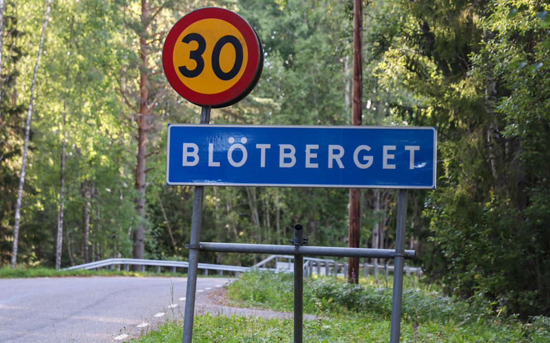 Trafikskylt med texten "Blötberget". Ovan den en 30-skylt och i bakgrunden syns skog.