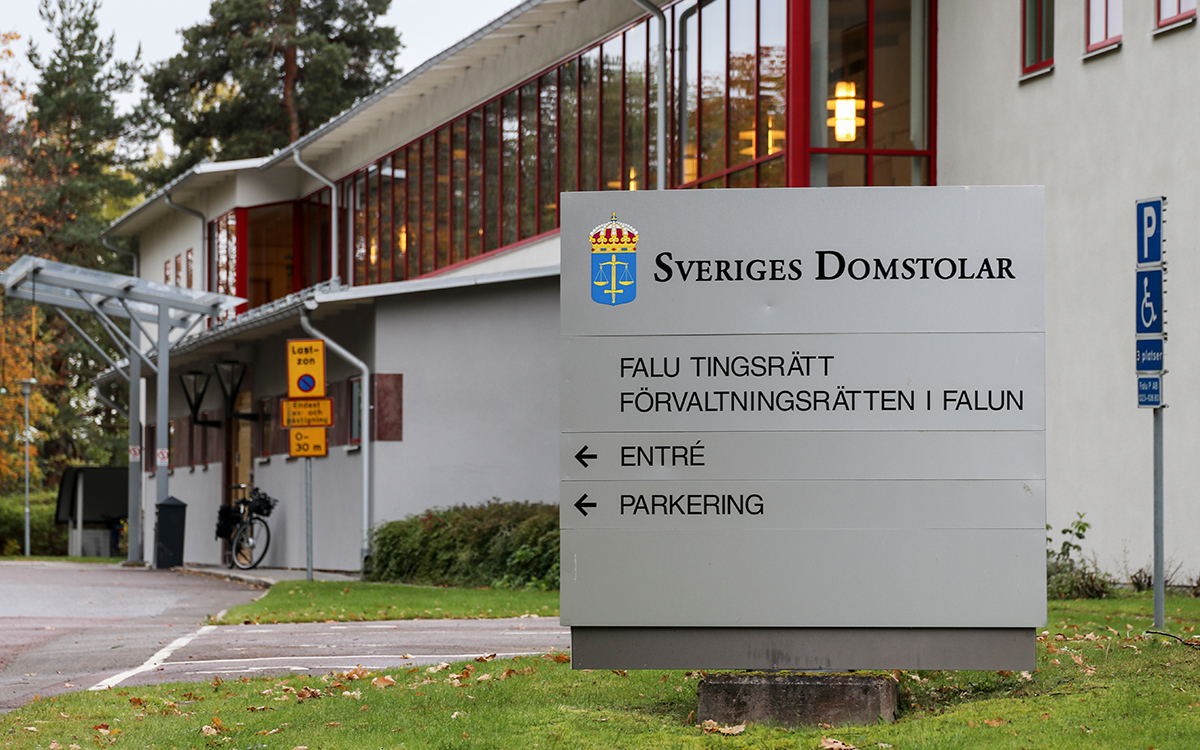 Byggnaden där förvaltningsrätten i Falun är inhyst. I förgrunden en informationsskylt. Även här fick Ludvikabon nej till sin begäran om bidrag.