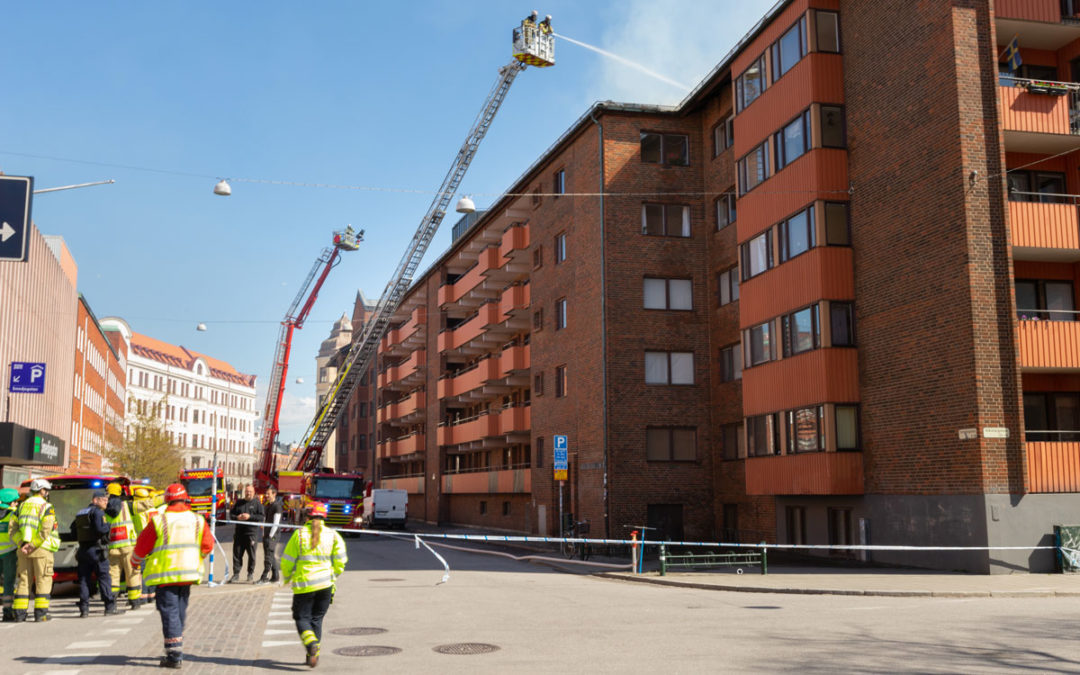 Räddningstjänster från flera orter deltog i bekämpandet av den omfattande branden på Smedjegatan i Malmö.
