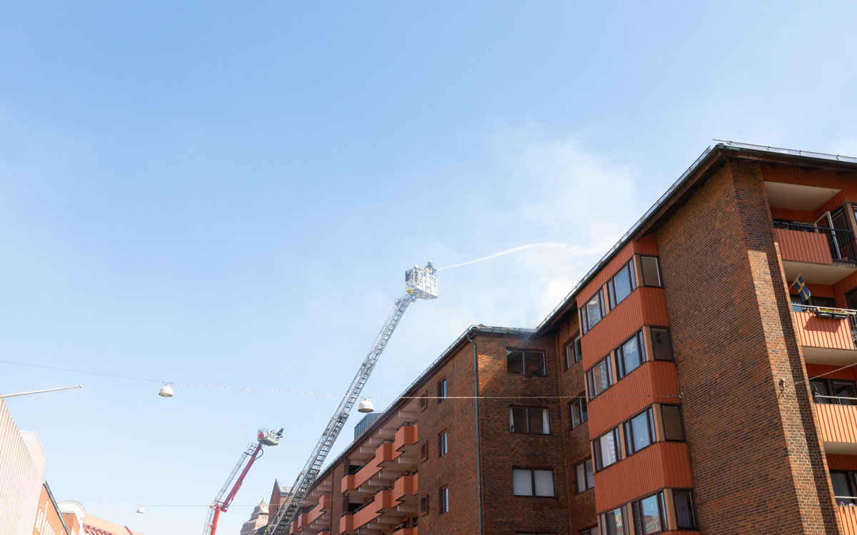 Räddningstjänster från flera orter deltog i bekämpandet av den omfattande branden på Smedjegatan i Malmö.