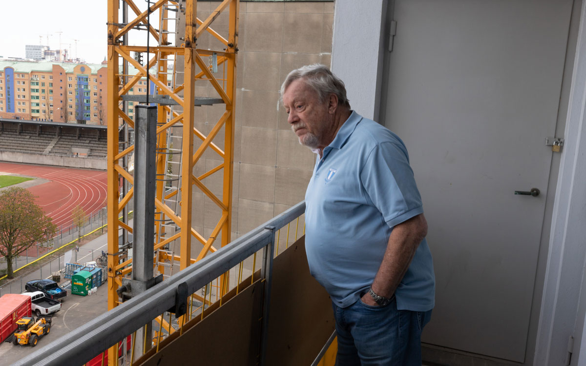 Hyresgästen Pierre Mens på den gemensamma balkong som förblivit öppen under renoveringen. Balkongen i hans egen lägenhet är försedd med en kedja.
