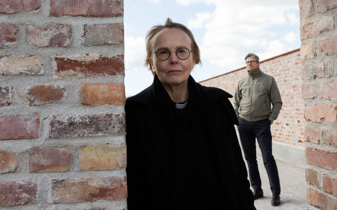 Domkyrkokaplan Lena Sjöstrand och domkyrkokamrerare Mats Persson på tomten där hyreslägenheterna ska byggas. Bredvid muren som ringar in den kommande stadsträdgården kommer två huskroppar att byggas.