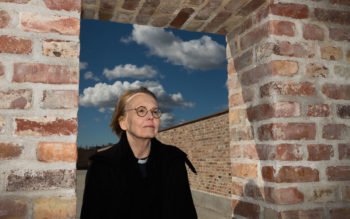 Domkyrkokaplan Lena Sjöstrand berättar att det i stadsträdgården kommer att finnas ett bord under tak.