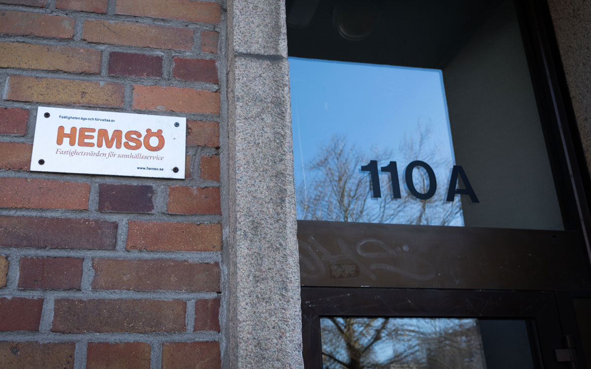 Hemsö-skylt på ingången till Södra Förstadsgatan 110A