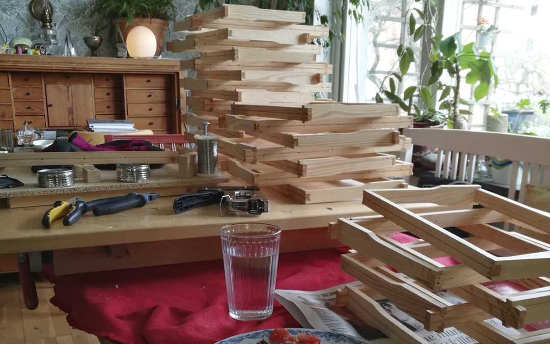 Mårten Marknes köksbord med ramar till bikupor