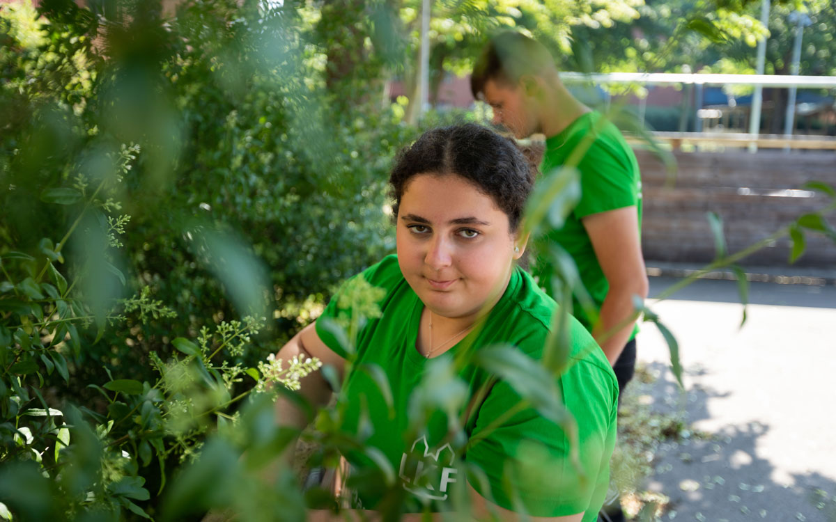 Huma Sadik, 17 år, och Emir Curic, 16 år, slipar och behandlar rinken till en bollplan.