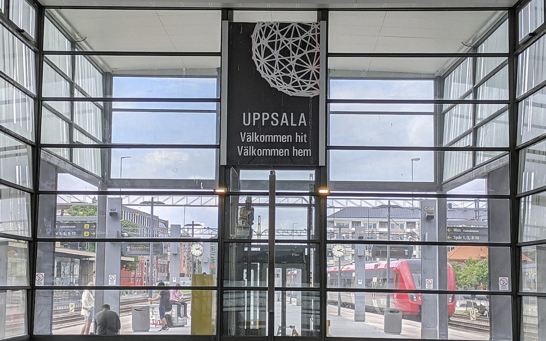 Skylt på Uppsala station: UPPSALA Välkommen hit Välkommen hem
