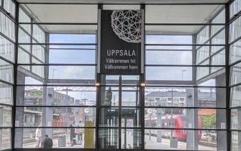 Skylt på Uppsala station: UPPSALA Välkommen hit Välkommen hem