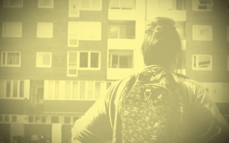 Mamman sedd bakifrån