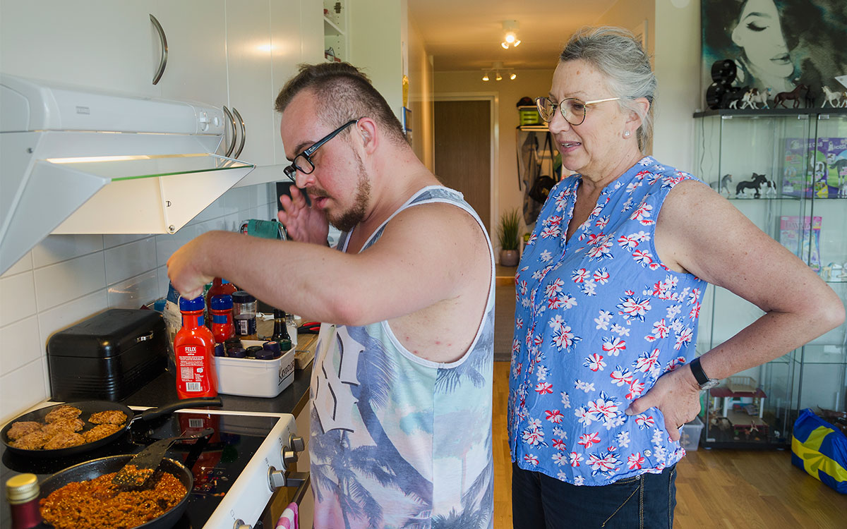 Anton lagar matlåda tillsammans med sin mamma i gruppbostaden.l