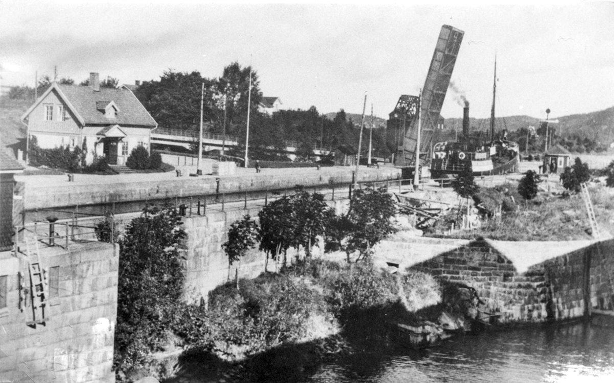 Svartvit bild på slussen för 100 år sedan. 