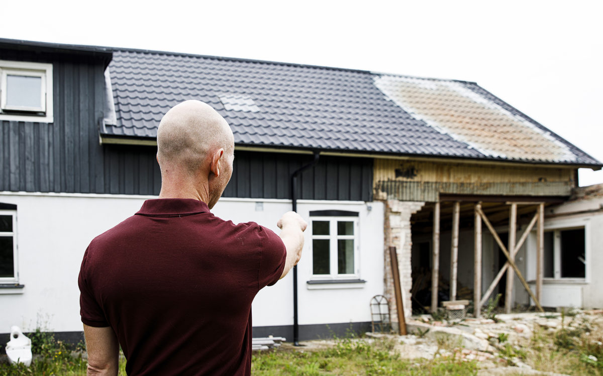 Bjarke Laustsen pekar på skadan efter branden.