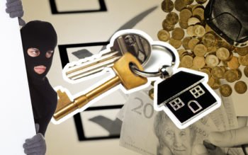 Nycklar, pengar och en inbrottstjuv som symboliserar riskerna med att tappa bort en nyckel.