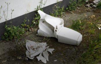 Trasig toalett utanför asylboende