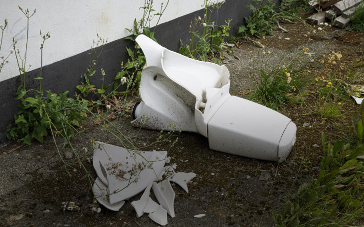 Trasig toalett utanför asylboende