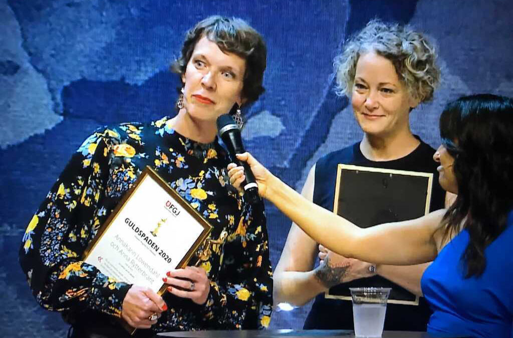 AnnaKarin Löwendahl och Anna Rytterbrant tar emot Guldspaden 2020 i klassen Magasin.