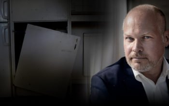Migrations- och Justitieminister Morgan Johansson i bakgrunden trasiga skåp