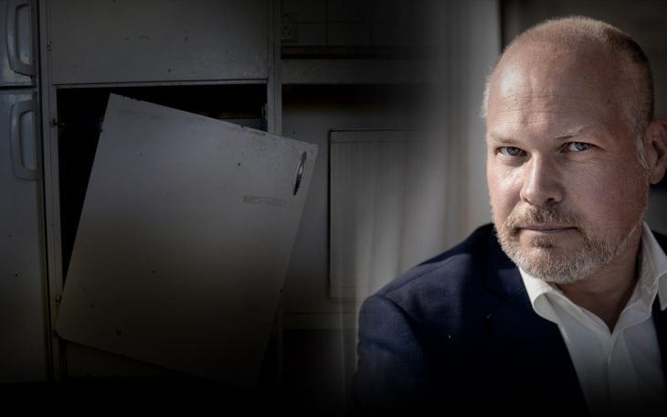 Migrations- och Justitieminister Morgan Johansson i bakgrunden trasiga skåp