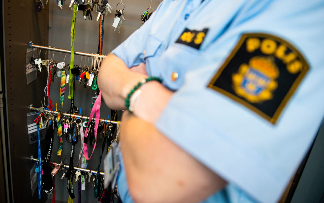 Polis står intill nyckelskåpet där borttappade nycklar hänger i långa rader.