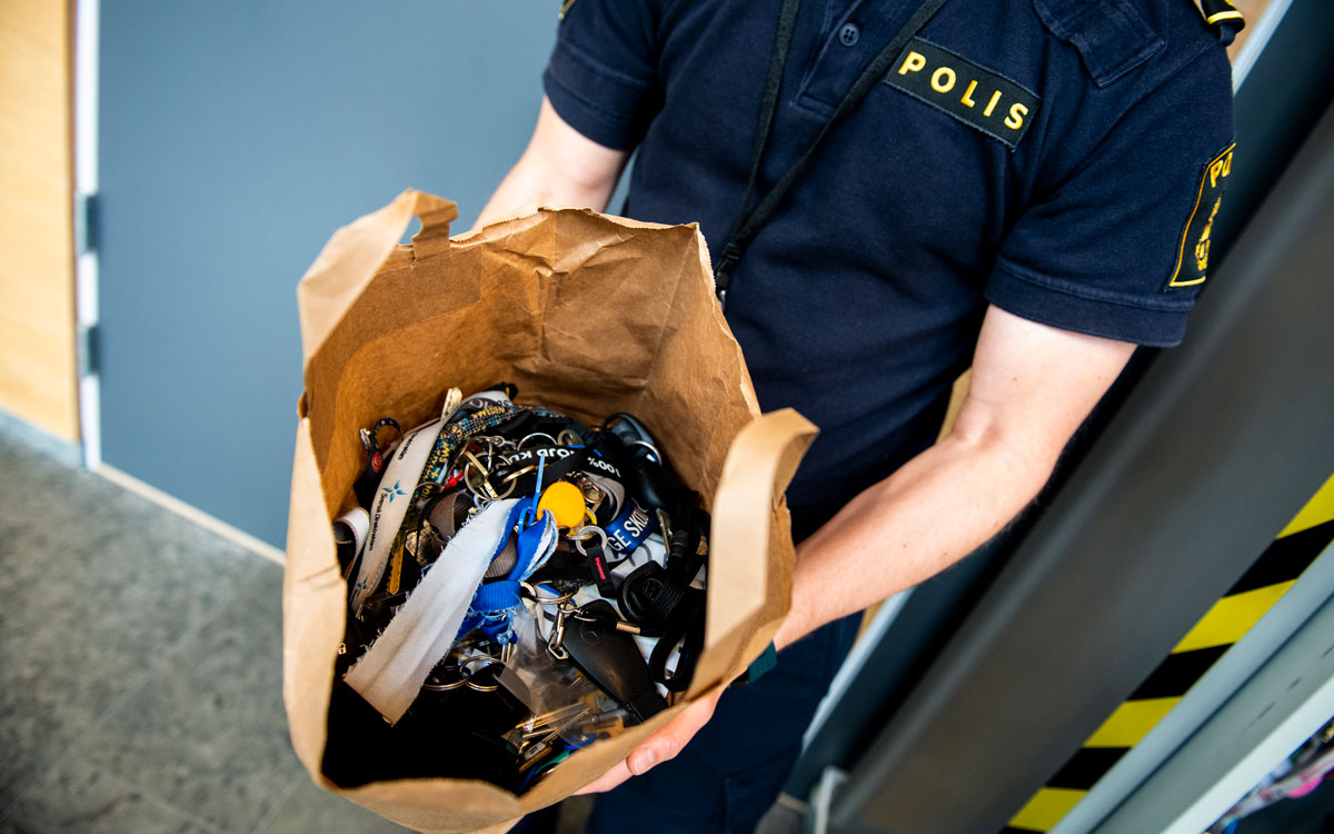 Polis håller i en påse fylld med nycklar som har lämnats in till polisen.