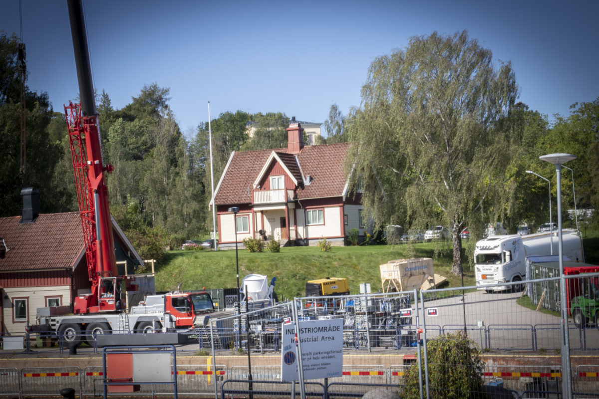 Kanalinspektörsbostaden med Lilla Edets sluss i förgrunden. Kring slussen har ett skyddsstaket rests. Slussen ska genomgå underhåll, troligen för sista gången. 